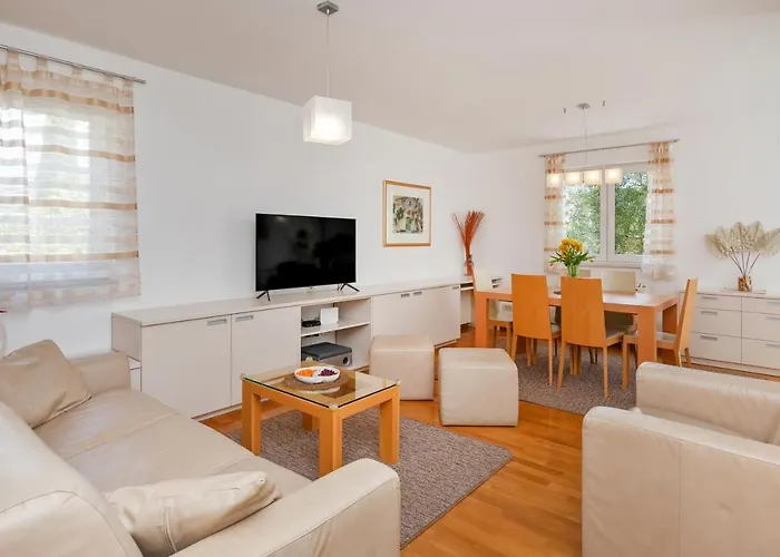 Comfortable Apartment Laura Lapad With Garage