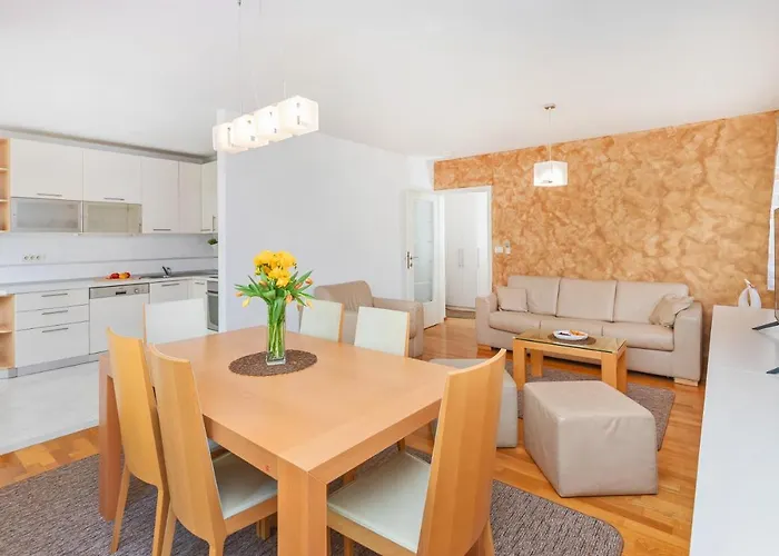 Comfortable Apartment Laura Lapad With Garage