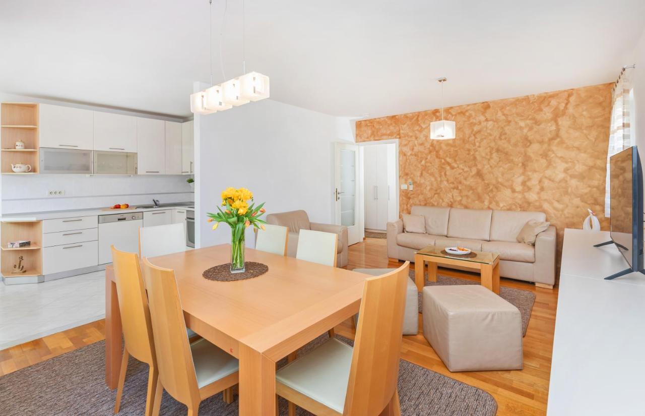 Comfortable Laura Lapad With Garage Apartment