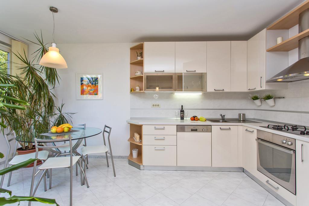 Comfortable Laura Lapad With Garage Apartman
