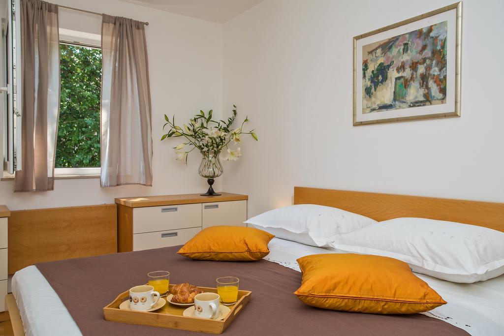 Comfortable Laura Lapad With Garage Apartment *
